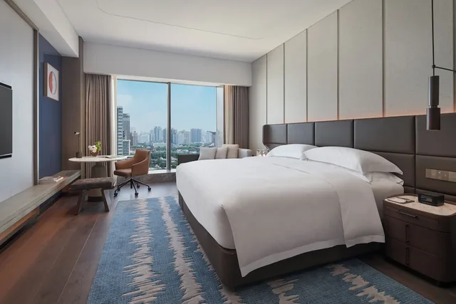 غرفة كلاسيكية بسرير كينج بإطلالة على الحديقة، InterContinental Zhengzhou 1/5