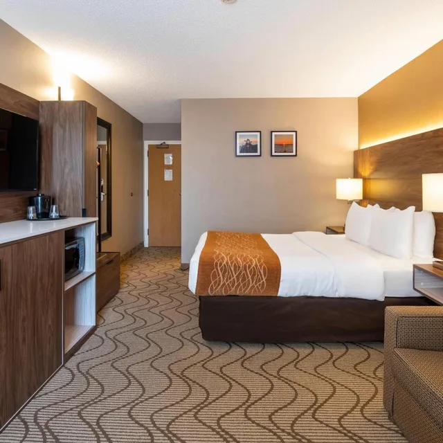 غرفة بسرير كوين مع أريكة في طابق مرتفع، Comfort Inn North Bay 2/6