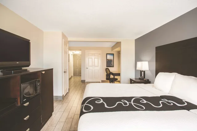 Room, King Bed, Ocean Front, Accessible، La Quinta Inn & Suites by Wyndham Oceanfront Daytona Beach 2/3