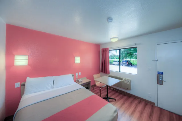 Standard, Queen Bed, Accessible, Motel6 Bradenton, FL 1/10