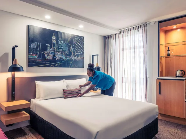 Deluxe, Queen Bed, Mercure Brisbane King George Square 2/2