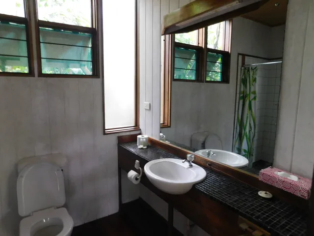 Bure, 1 Queen and 1 Single Bed, Water View، Rainforest Eco Lodge 4/4