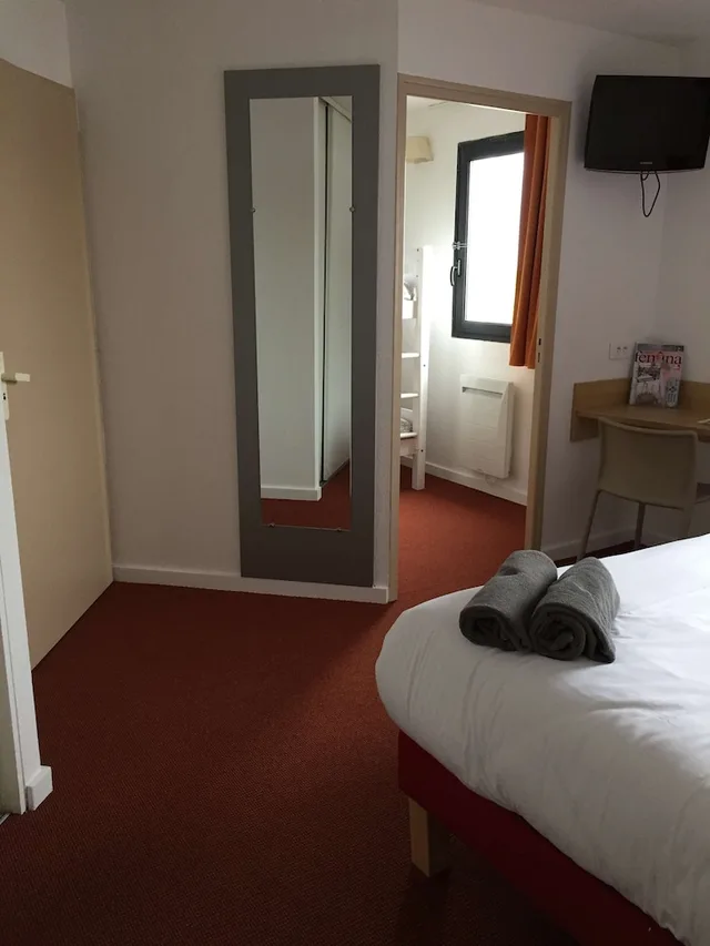 غرفة قياسية بسرير مزدوج وسريرين منفصلين، Kyriad Direct La Rochelle Sud Aytre 4/9