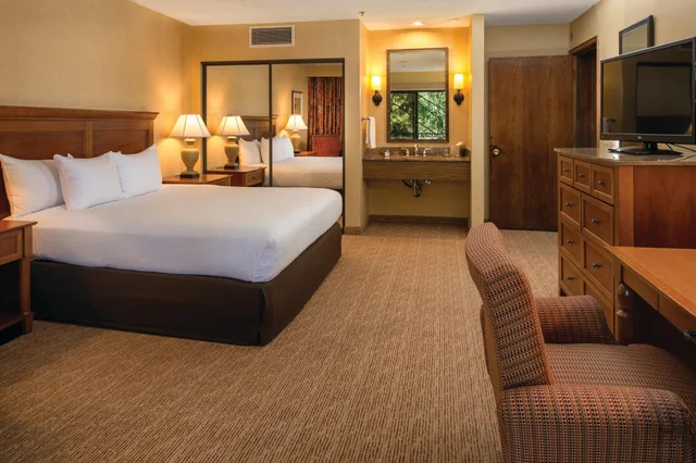 غرفة بسرير كينج وسريرين كوين، Doubletree By Hilton Hotel Seattle Airport 2/5
