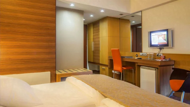 Superior, Double Bed, Street View، Capsis Astoria 8/10