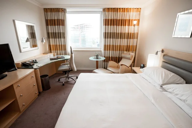 غرفة بزنس تنفيذية بسرير كينج مع دخول الصالة، Hilton Duesseldorf 1/4