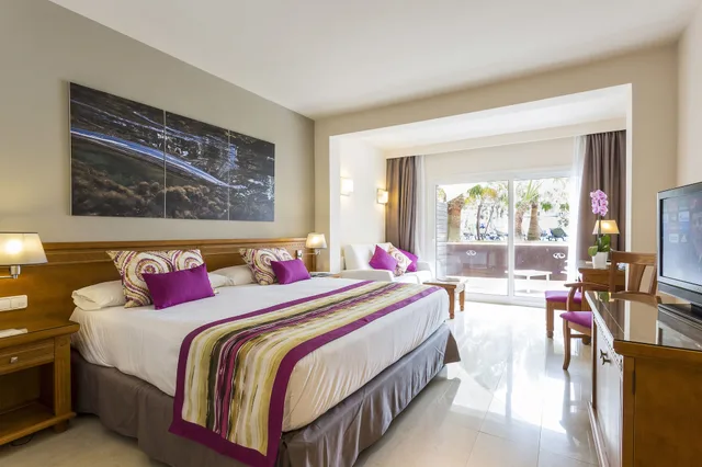 Superior, King Bed, Pool Side، GRAND PALLADIUM PALACE IBIZA RESORT 1/7
