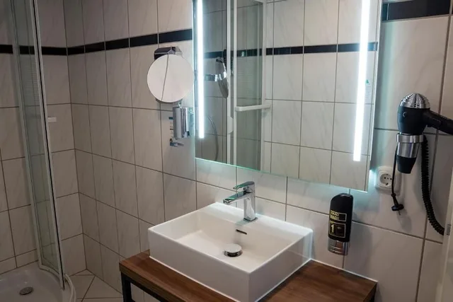 غرفة قياسية ثلاثية مع أريكة، Trip Inn City Hotel Giessen 3/3