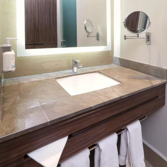 Standard, King Bed, Balcony, Middle Floor, Holiday Inn Express Suites Monterrey Valle 4/5