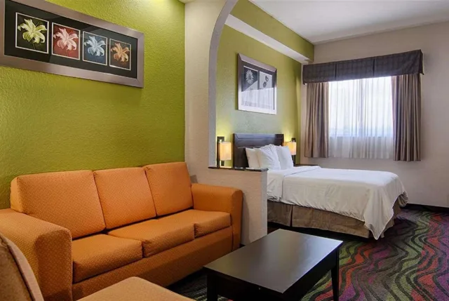 Studio, Suite, Queen Bed, Sofa, Days Inn & Suites By Wyndham Bonita Springs North Naples 1/3