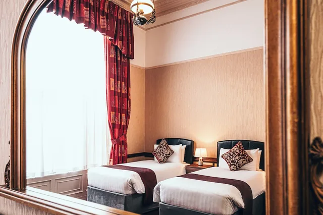 غرفة بسريرين منفصلين، Russell Court 1/10