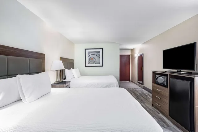 غرفة بسريرين كوين، Ramada By Wyndham Hendersonville 1/4