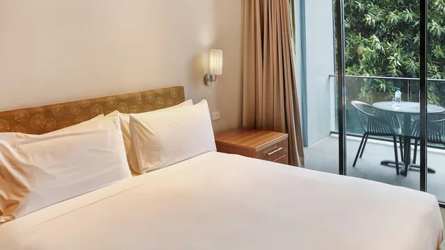 جناح بسرير كينج بإطلالة على المسبح بشرفة، Holiday Inn Port Moresby 4/7