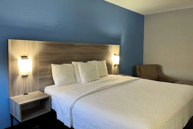 غرفة بسرير كينج لذوي الإعاقة، Baymont By Wyndham Indianapolis South 2/10