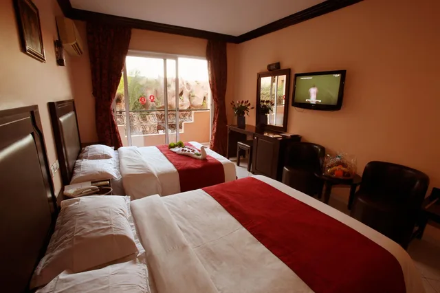 غرفة بسريرين مزدوجين بإطلالة على المسبح، Imperial Holiday Hotel 1/6