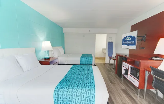 غرفة بسريرين مزدوجين، Howard Johnson by Wyndham Virginia Beach At The Beach 1/8