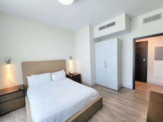 شقة سكنية ديلوكس بسرير كينج بإطلالة على المدينة بغرفة نوم واحدة مع أريكة، CH Luxury Condos & Studios On The Beach 2/4