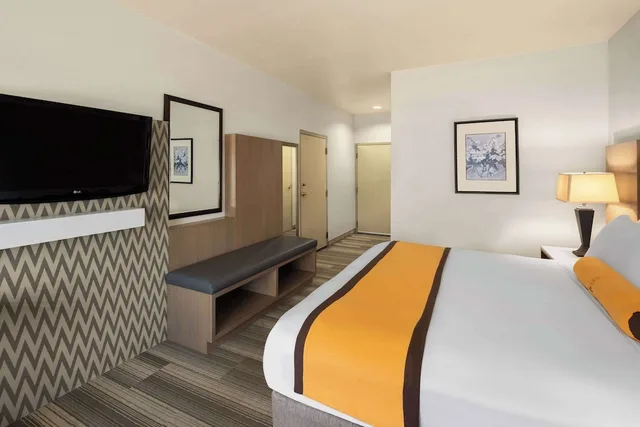 غرفة ديلوكس بسرير كينج لذوي الإعاقة، Hotel Marguerite Anaheim/Garden Grove, Trademark Collection 5/10