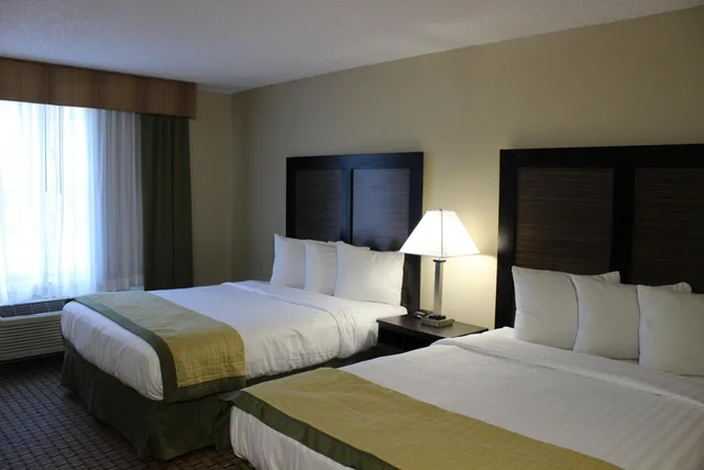 غرفة بسريرين كوين بحوض استحمام لذوي الإعاقة، Baymont by Wyndham Fort Myers Airport 1/4