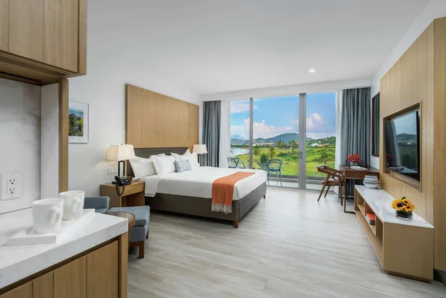غرفة بسرير كينج بشرفة، Koi Resort Saint Kitts Curio Collection By Hilton 2/3