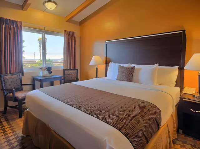 غرفة بسرير كينج، Silver Surf Motel 2/3