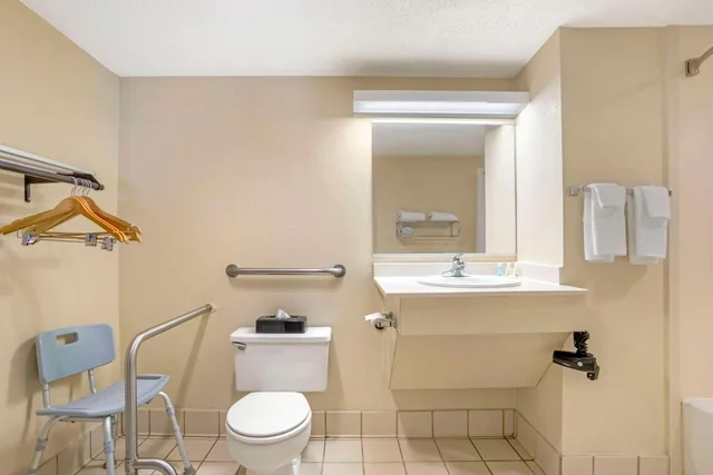 غرفة بسرير كينج بحوض استحمام لذوي الإعاقة، Quality Inn near Speedway 3/4