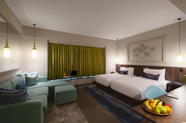 غرفة بسريرين منفصلين بإطلالة على المسبح مع أريكة، Hyatt Centric Candolim Goa 7/10