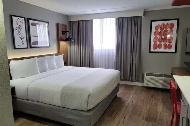 غرفة بسرير كينج، Hawthorn Suites by Wyndham Wichita Airport 2/4
