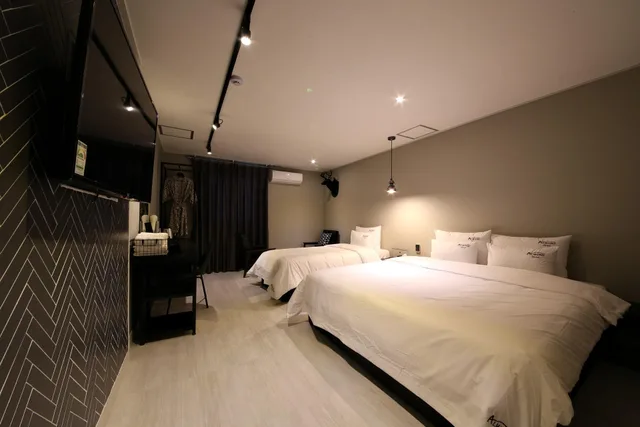Deluxe, Twin Beds, 1 Double and 1 Single Bed, Busan Gupo Almond 1/1