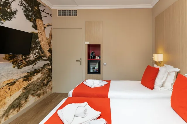 غرفة بسريرين منفصلين بشرفة، SOWELL HOTELS Saint Tropez 1/6