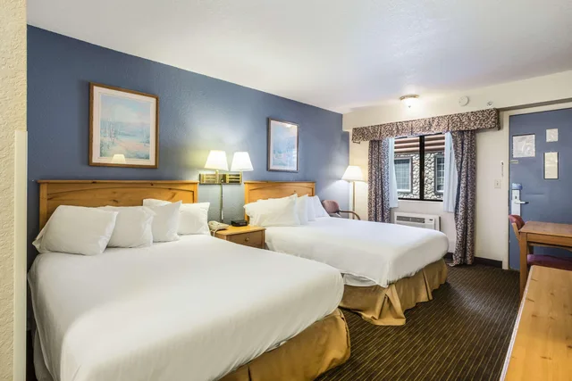 غرفة بسرير كوين، Days Inn by Wyndham Mackinaw City/Bridgeview Area 1/9