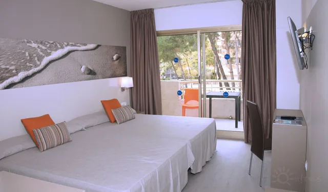 غرفة بسريرين منفصلين بشرفة، Salou Sunset by Pierre Vacances Adults Only 5/8