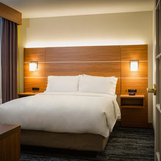 جناح بغرفتي نوم لذوي الإعاقة، Holiday Inn Express Hotel & Suites Wausau 1/5