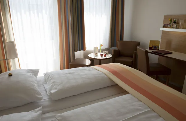غرفة بسرير كوين بإطلالة على الفناء بشرفة، arte Hotel Wien Stadthalle 10/10