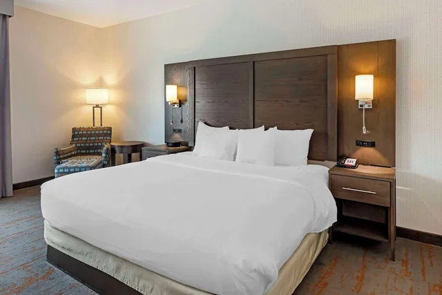 غرفة بسرير كينج لغير المدخنين لذوي الإعاقة، Comfort Inn and Suites Brighton Denver NE Medical Center 2/8
