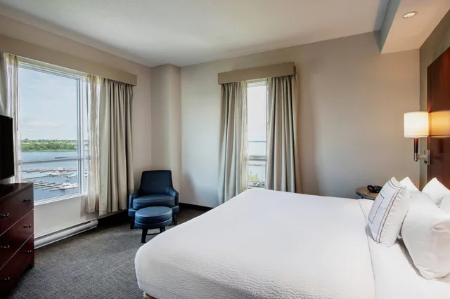 جناح بسرير كينج بإطلالة على البحيرة بغرفة نوم واحدة مع أريكة، Residence Inn By Marriott Kingston Water S Edge 2/5