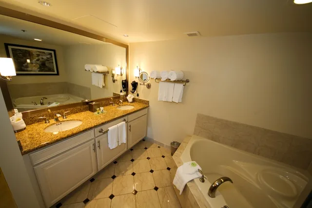 Sunset, Suite, Bungalow, King Bed، Hollywood Casino St Louis 3/5