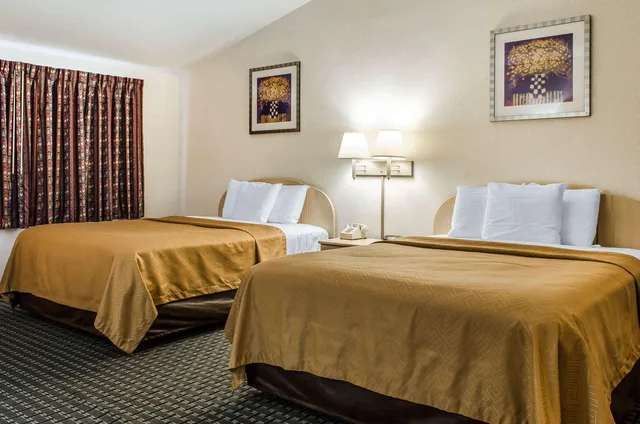 غرفة رباعية بسريرين كوين، Rodeway Inn State College 1/2