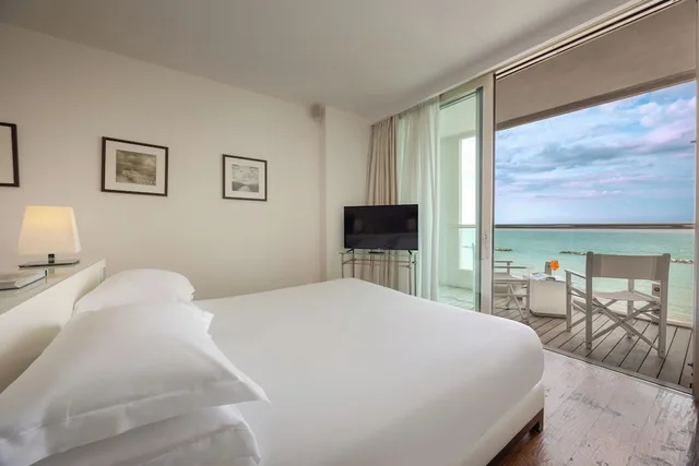 جناح جونيور بسرير كوين بإطلالة على البحر مع أريكة، Excelsior Hotel, Spa & Lido 1/7