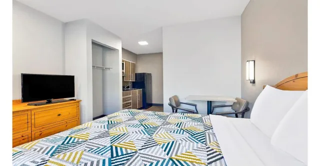 جناح بسرير كينج لغير المدخنين بمطبخ، Studio6 Arlington, TX 5/10