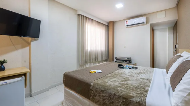 Master, Double Bed, Street View، Hotel Olympia 3/7