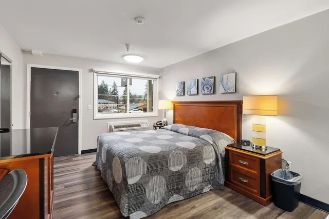 غرفة بسرير كينج، Basecamp Puyallup a Travelodge by Wyndham 6/10