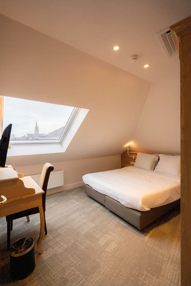 Budget, Queen Bed, Hotel Du Theatre 1/4