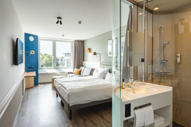 Deluxe, King Bed, Lateral Side Sea View، a-ja Warnemuende. Das Resort 5/7