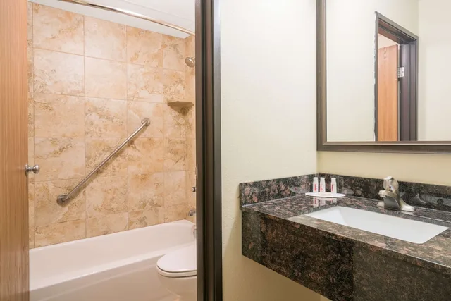 جناح بسرير كينج وأسرّة بطابقين بغرفتي نوم، Days Inn & Suites by Wyndham Baxter Brainerd Area 5/5