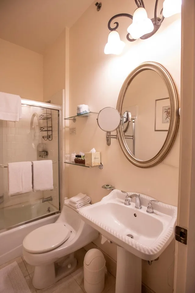 غرفة قياسية بسرير كينج، The Washington Square Inn 5/7