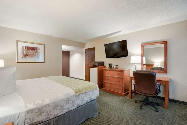 غرفة بسرير كينج لذوي الإعاقة، SureStay Plus Hotel by Best Western Reno Airport 2/7