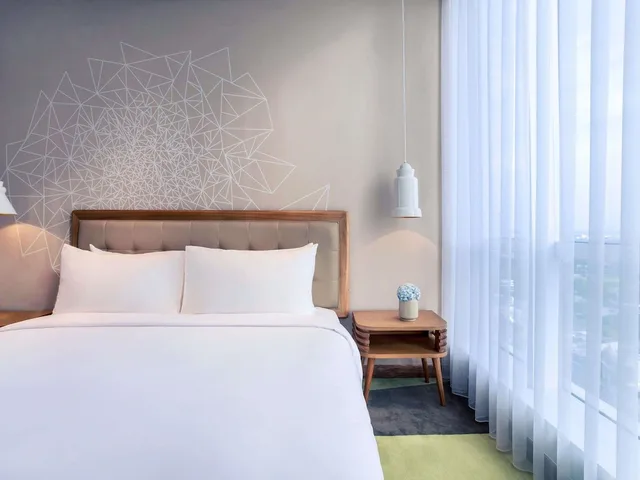 غرفة بريفيليج بسرير كينج، Mercure Jakarta Pantai Indah Kapuk 2/5