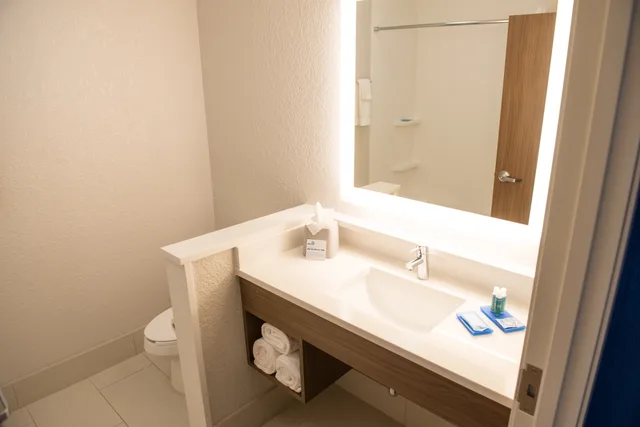 غرفة بسريرين كوين، Holiday Inn Express & Suites Dayton SW - University Area by IHG 5/5