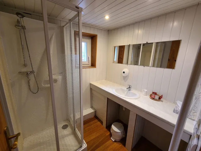 Superior, Twin Beds, 2 Trundle Beds، Hôtel Du Centre 6/6